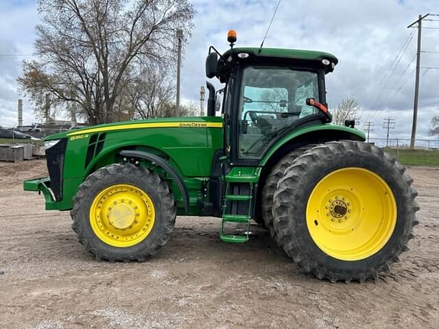 Image of John Deere 8260R equipment image 1
