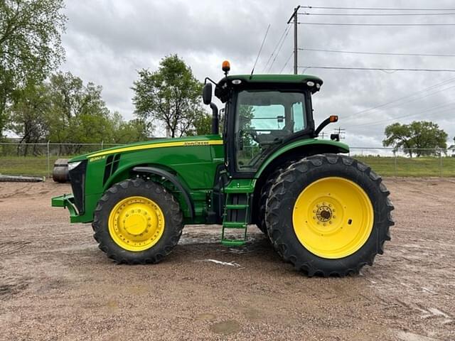Image of John Deere 8260R equipment image 1