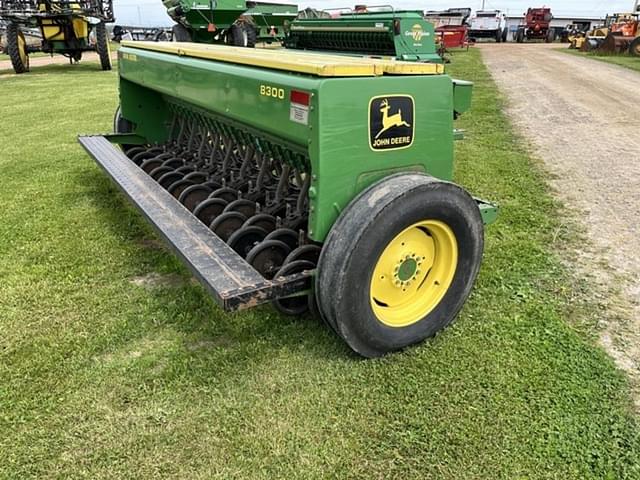 Image of John Deere 8300 equipment image 4