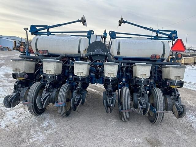 Image of Kinze 3200 equipment image 4