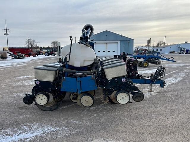 Image of Kinze 3200 equipment image 3