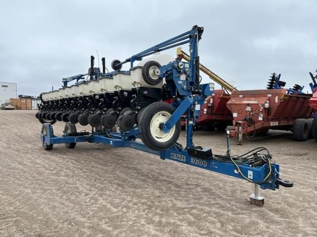 Image of Kinze 3600 equipment image 1