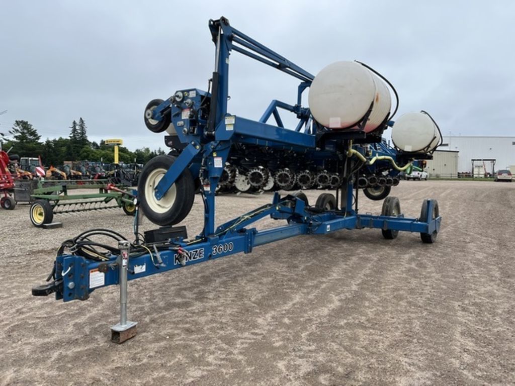 2001 Kinze 3600 Equipment Image0
