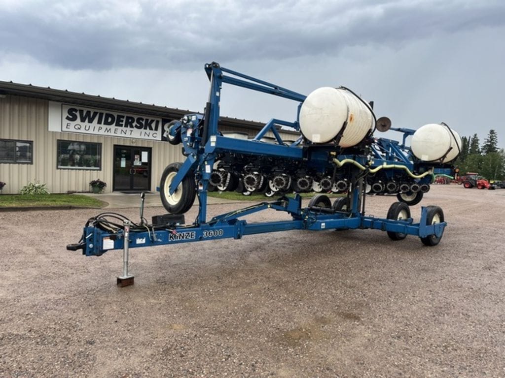2001 Kinze 3600 Equipment Image0