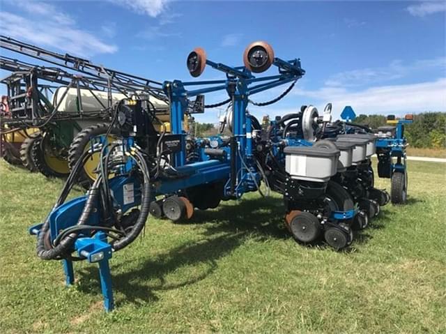 Image of Kinze 4900 equipment image 1