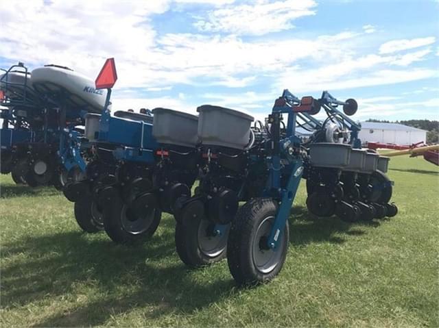 Image of Kinze 4900 equipment image 4