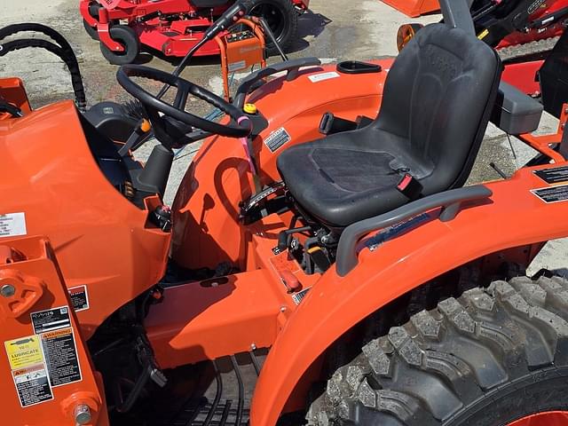 Image of Kubota L3302HST equipment image 4