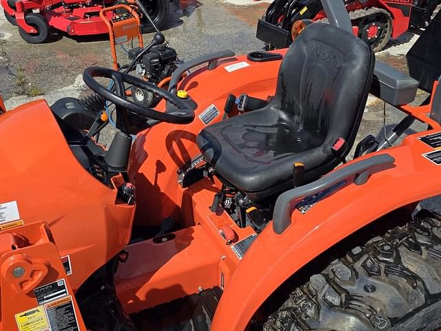 Image of Kubota L3302HST equipment image 4