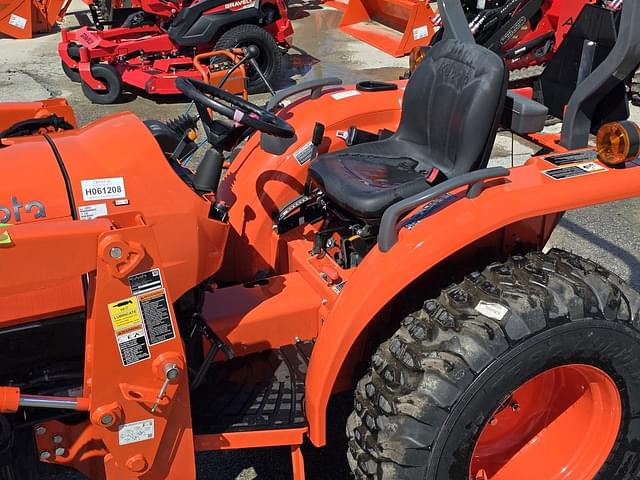 Image of Kubota L3302HST equipment image 4