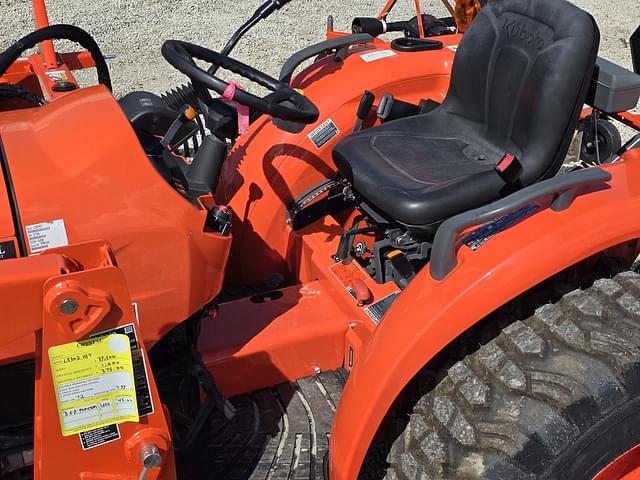 Image of Kubota L3302HST equipment image 4