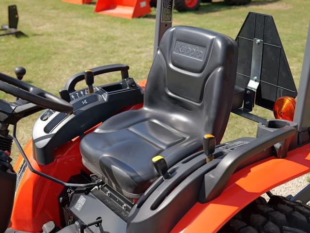 Image of Kubota LX2620 equipment image 3