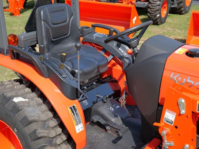 Image of Kubota LX2620 equipment image 4
