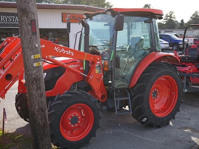 Image of Kubota M4D-071 equipment image 4