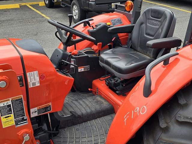 Image of Kubota M6060 equipment image 4