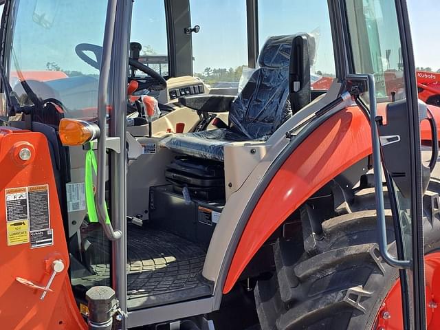 Image of Kubota M6060 equipment image 4