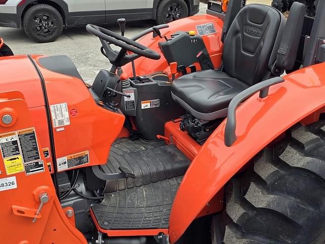 Image of Kubota M7060 equipment image 4