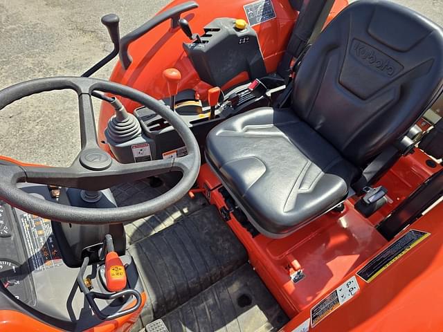 Image of Kubota M7060 equipment image 4