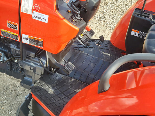 Image of Kubota M7060 equipment image 2