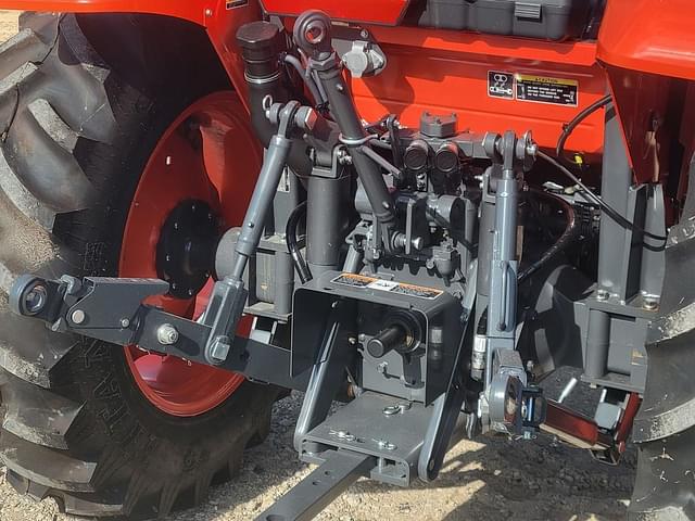 Image of Kubota M7060 equipment image 3