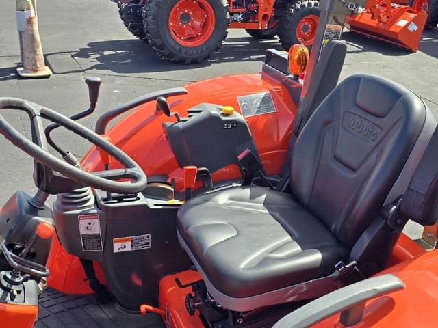Image of Kubota M7060 equipment image 4