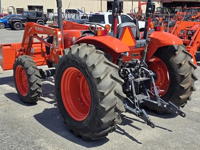 Image of Kubota M7060 equipment image 2