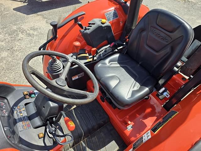 Image of Kubota M7060 equipment image 4