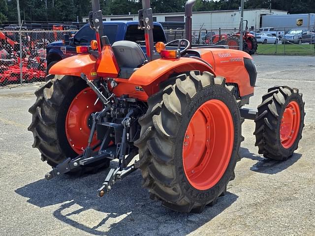 Image of Kubota M7060 equipment image 3