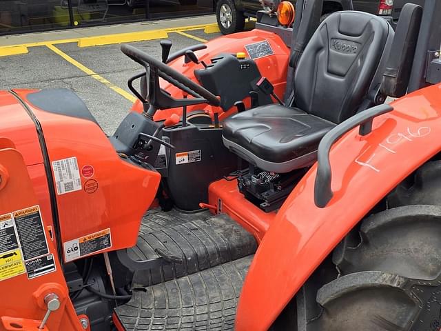 Image of Kubota M7060 equipment image 4