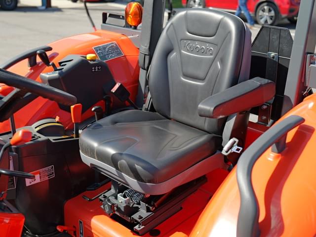 Image of Kubota M7060 equipment image 3