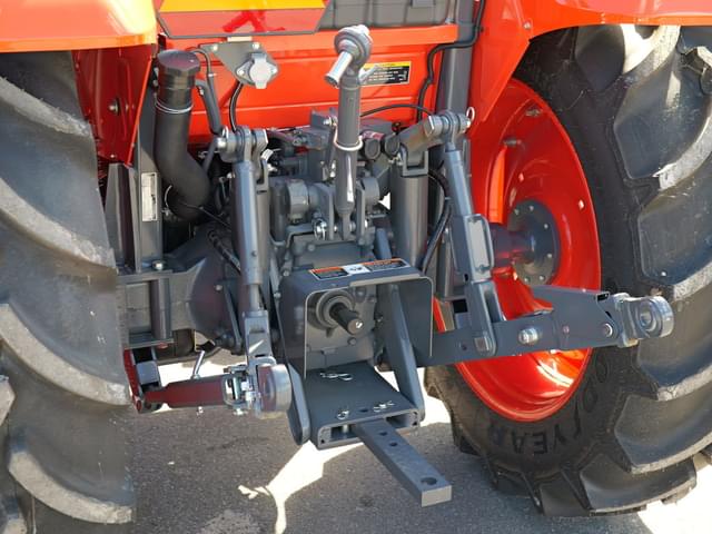 Image of Kubota M7060 equipment image 4