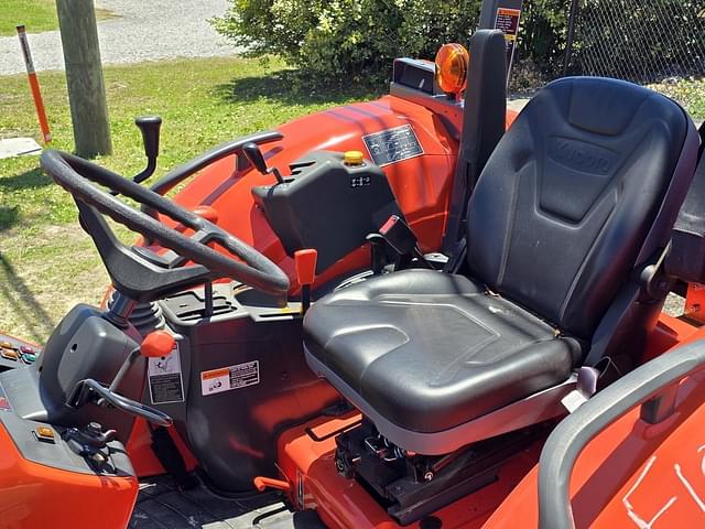 Image of Kubota M7060 equipment image 4
