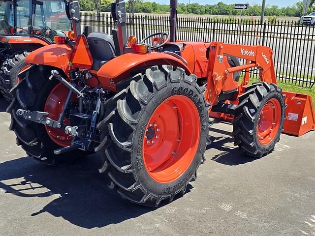 Image of Kubota M7060 equipment image 2