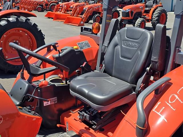 Image of Kubota M7060 equipment image 4