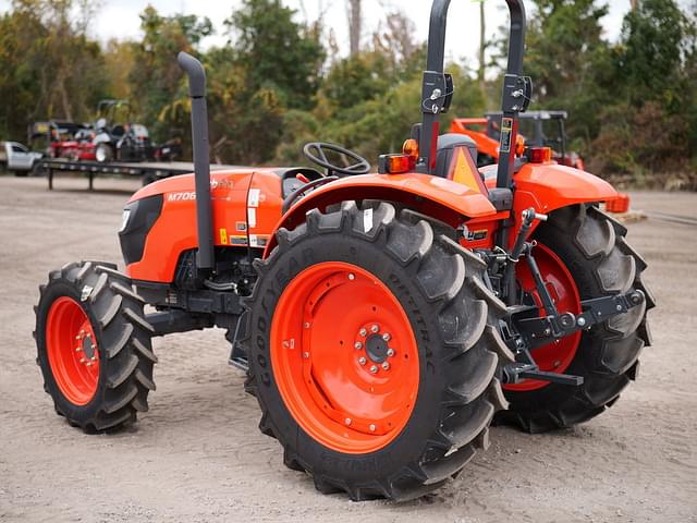 Image of Kubota M7060 equipment image 3