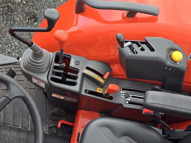 Image of Kubota M7060 equipment image 2