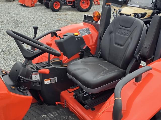 Image of Kubota M7060 equipment image 4