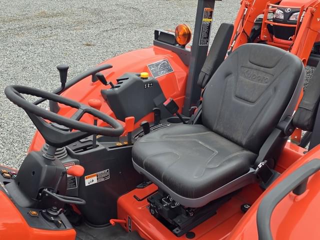 Image of Kubota M7060 equipment image 4