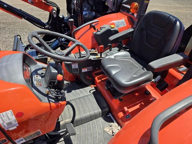 Image of Kubota M7060 equipment image 3