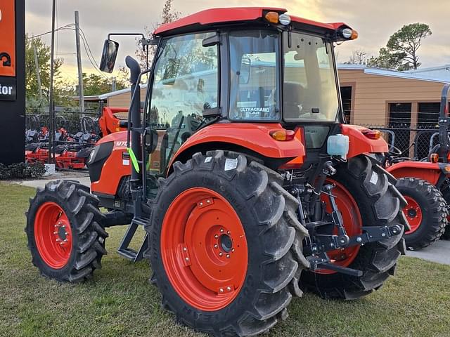 Image of Kubota M7060 equipment image 3