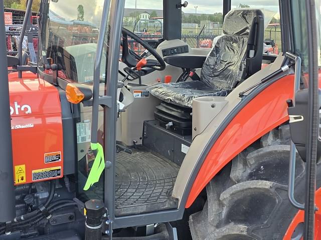 Image of Kubota M7060 equipment image 4