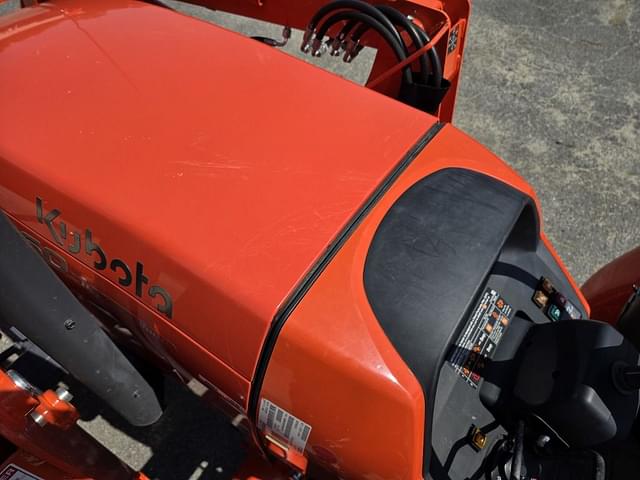 Image of Kubota M7060 equipment image 4