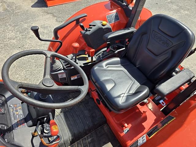 Image of Kubota M7060 equipment image 4