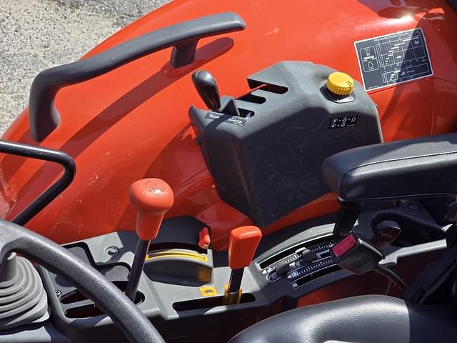 Image of Kubota M7060 equipment image 3