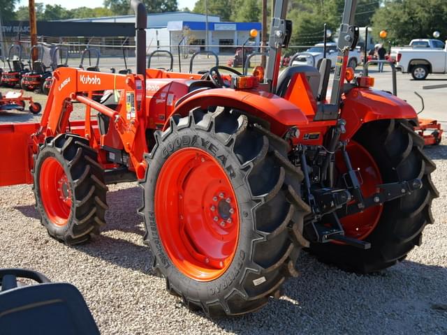 Image of Kubota M7060 equipment image 3