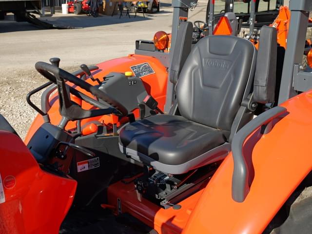 Image of Kubota M7060 equipment image 4