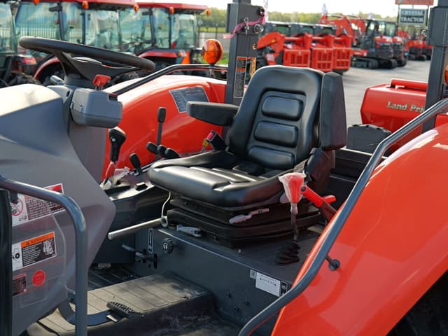 Image of Kubota M6S-111 equipment image 3