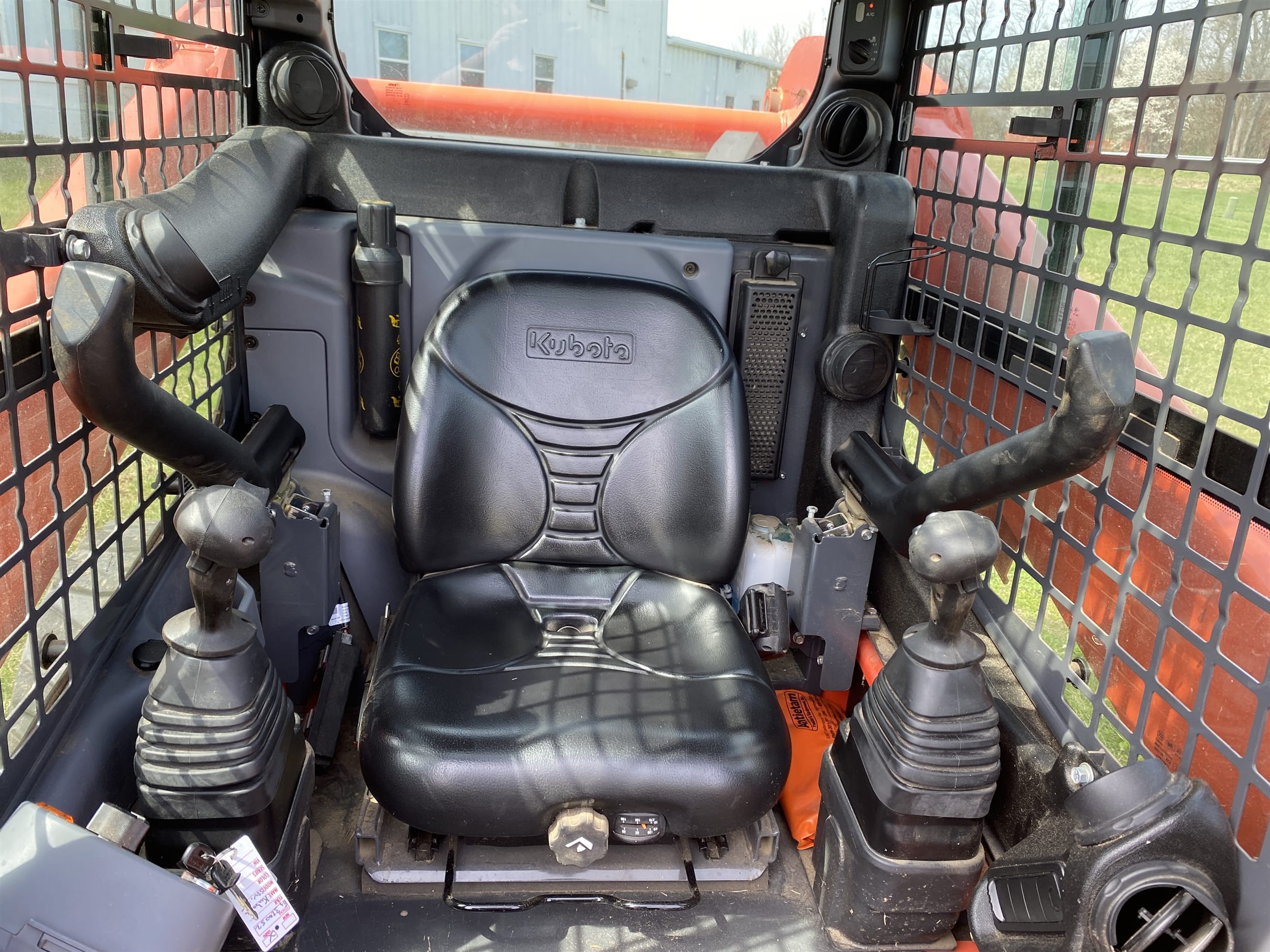 2023 Kubota SSV75HFRC Equipment Image0