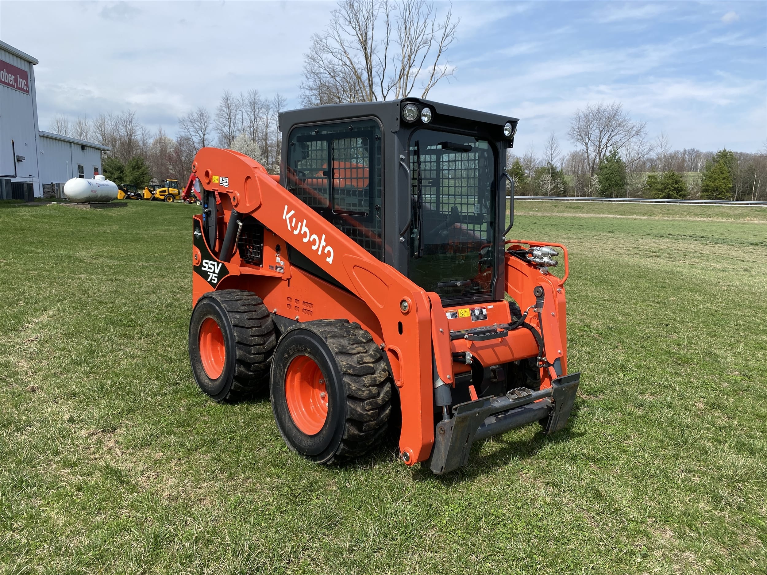 2023 Kubota SSV75HFRC Equipment Image0