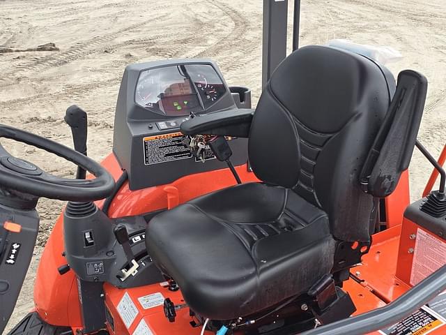 Image of Kubota M62 equipment image 4