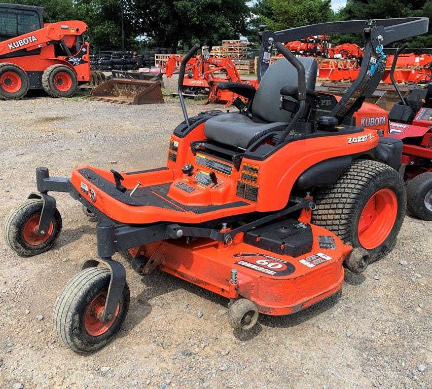 Kubota ZG227 Equipment Image0